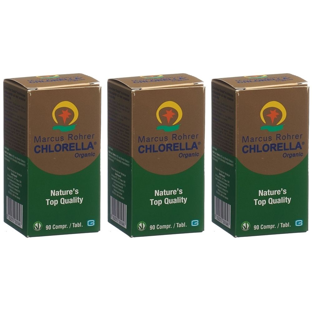 Drei Schachteln Marcus Rohrer Chlorella. Aufschrift: Chlorella Organic, Nature's Top Quality, 90 Compr./Tabl.