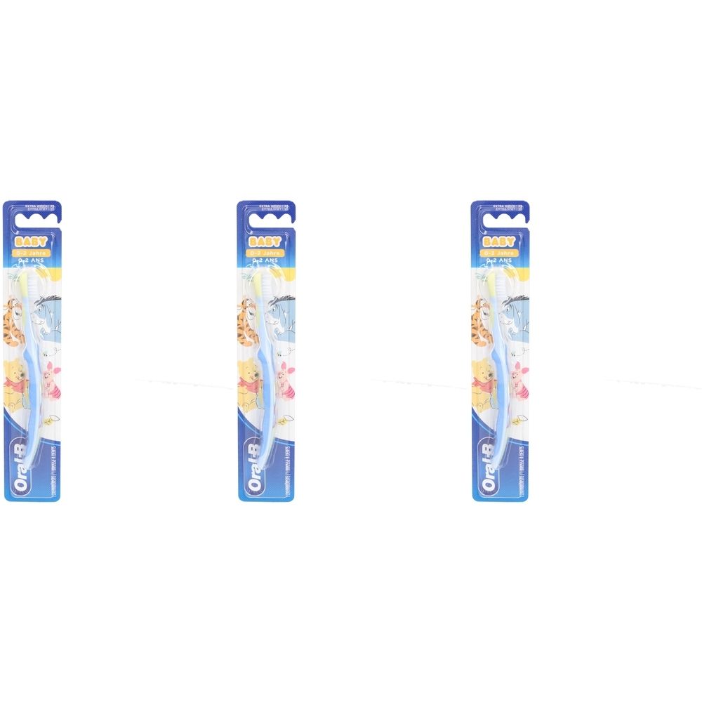Drei Baby-Zahnbürsten in Verpackung. Blaue Griffe, gelbe Borsten. Verpackung mit Cartoon-Motiven und Schriftzug.