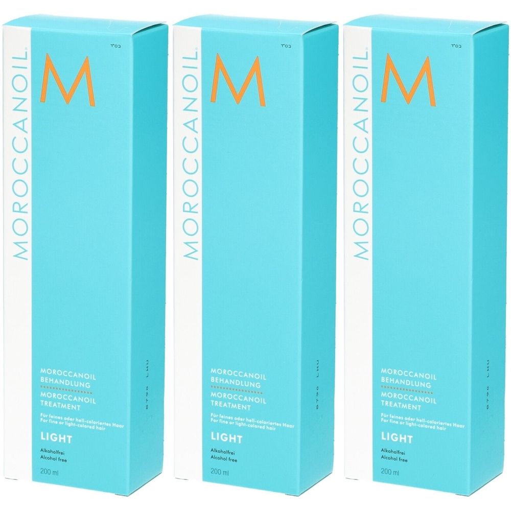 Drei blaue Kartons mit dem Logo „M“ und dem Schriftzug „Moroccanoil“. Aufschrift: „Light“, „Behandlung“, „Treatment“.