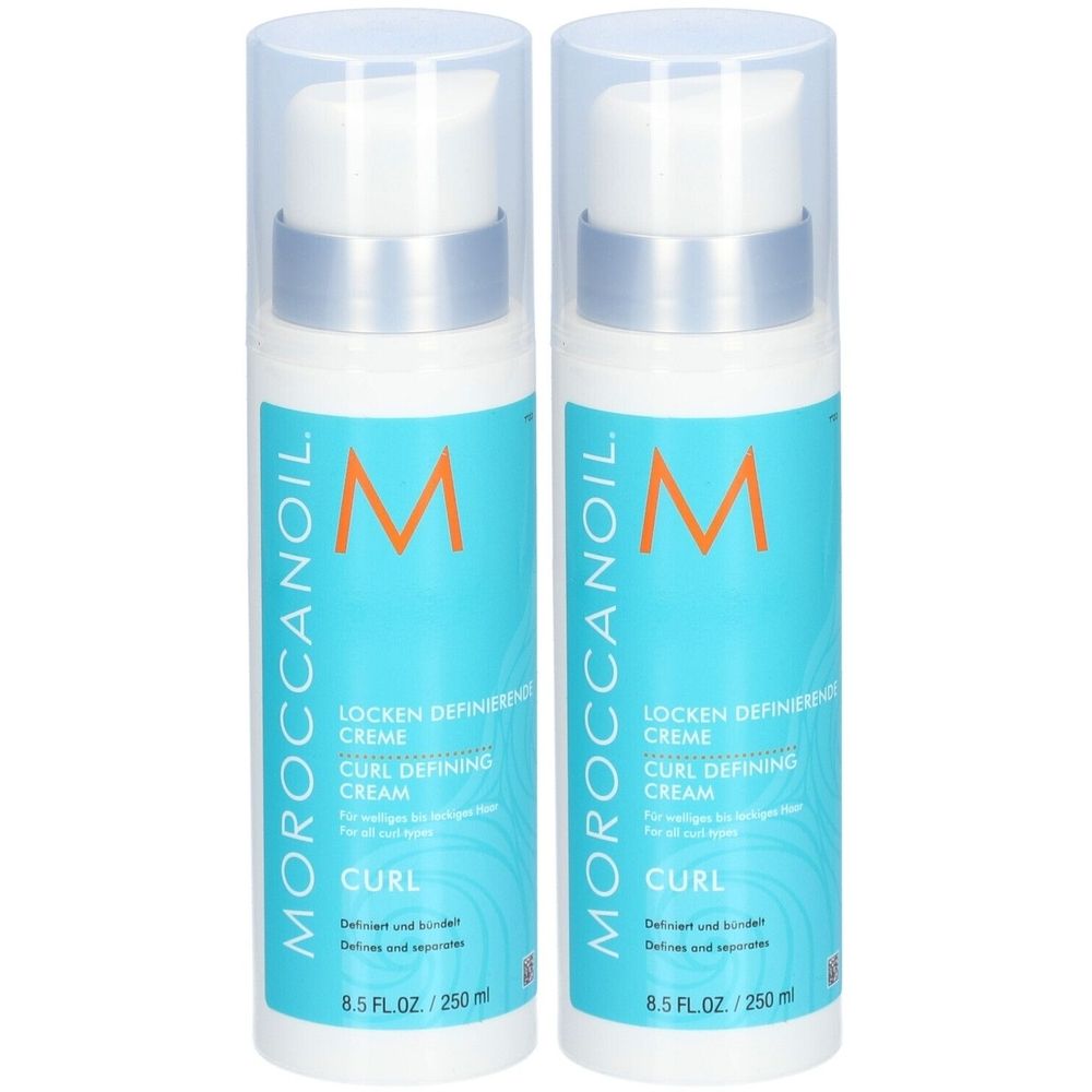 Zwei Flaschen Moroccanoil Locken modellierende Creme. Türkis-weiße Verpackung mit Pumpverschluss. Aufschrift: Moroccanoil, Curl Defining Cream.
