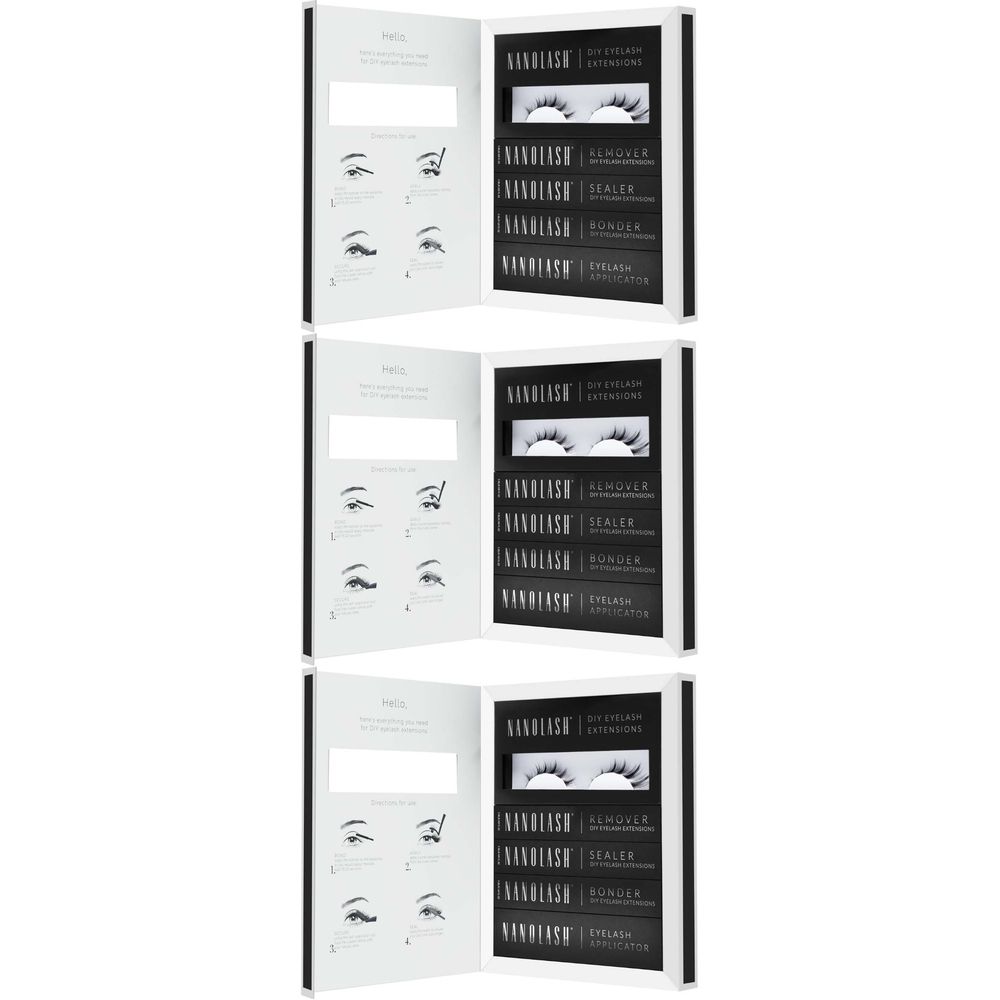 Plusieurs étuis de kit d'extension de cils. Emballage noir avec noms de produits et illustrations. Contient des cils et un applicateur.