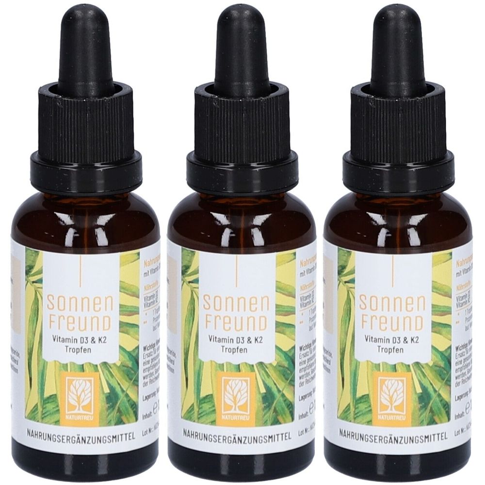 Drei braune Glasflaschen mit schwarzen Tropfverschlüssen. Auf den Etiketten steht "Sonnen Freund Vitamin D3 & K2 Tropfen".
