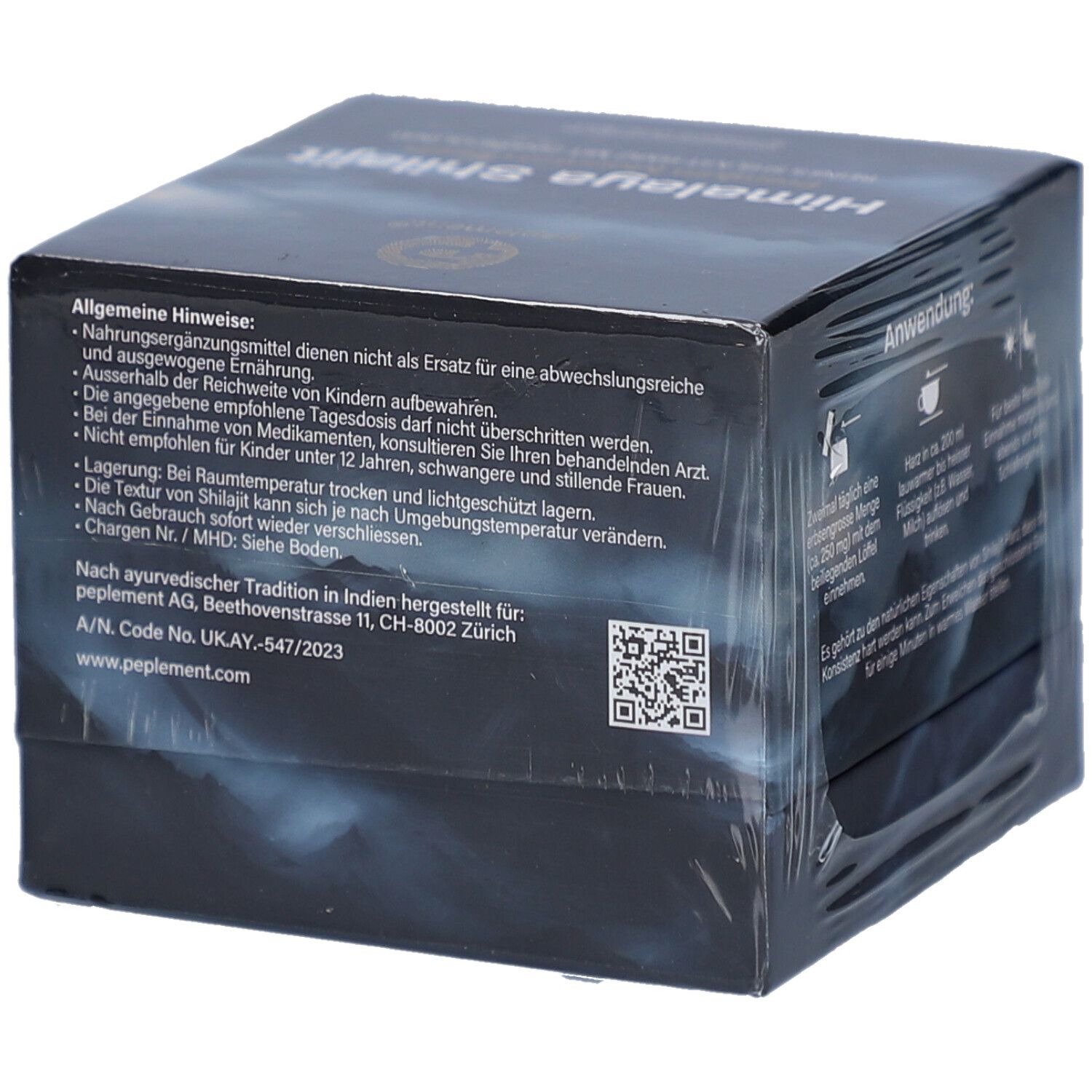 Rückseite der Schachtel mit allgemeinen Hinweisen. Text in Deutsch. Verpackt in Folie. QR-Code.