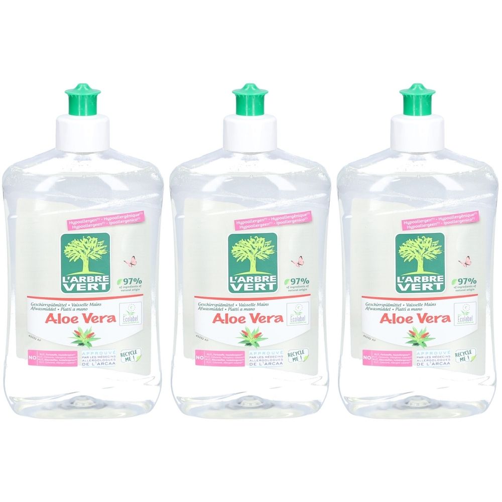 Drei transparente Flaschen mit grünem Verschluss. Auf dem Etikett steht "L'ARBRE VERT Aloe Vera" und ein Baum-Logo. 97% Inhaltsstoffe natürlichen Ursprungs.