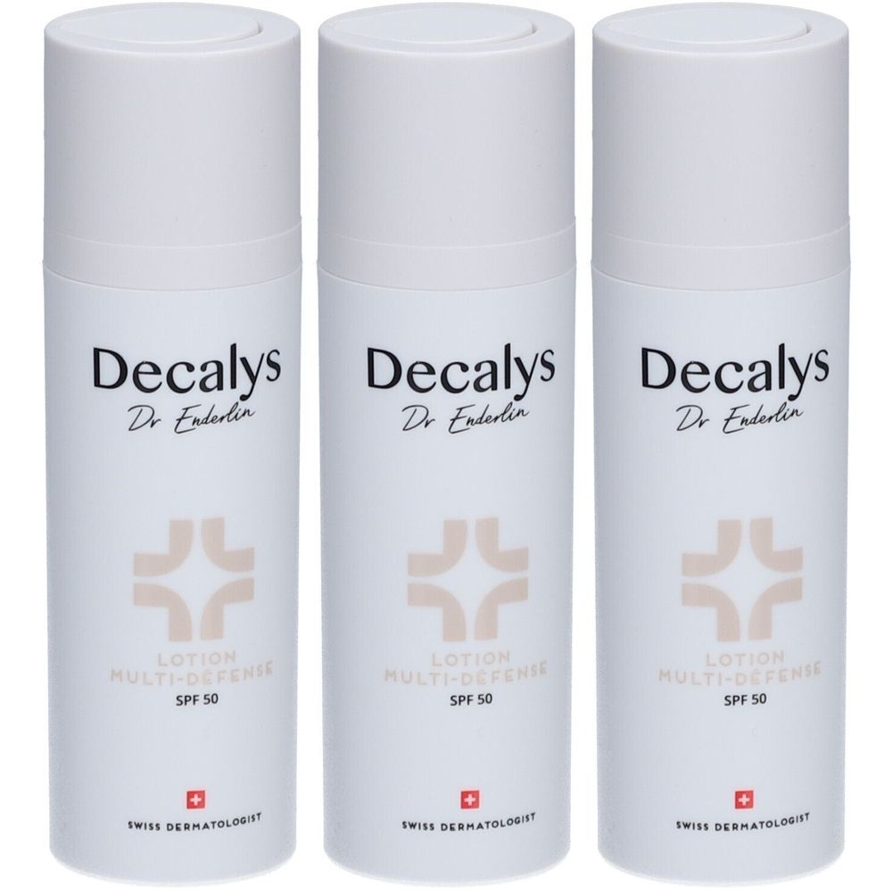 Drei weiße Lotionflaschen mit Deckel. Aufschrift: Decalys, Dr. Enderlin, Lotion Multi-Defense SPF 50. Schweizer Dermatologie.