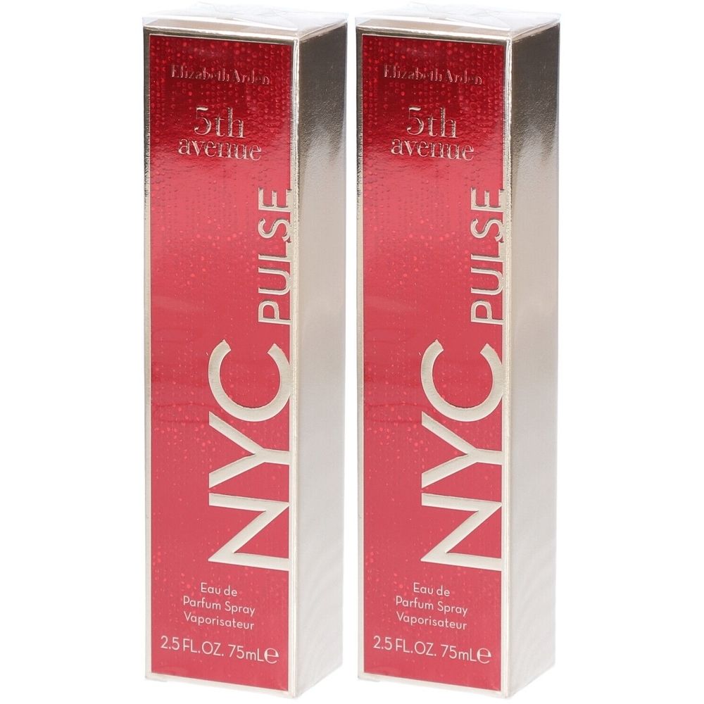 Deux boîtes de parfum rectangulaires. Sur fond rouge, « NYC PULSE » en blanc. Au-dessus, « 5th avenue ». En bas, « Eau de Parfum Spray ».