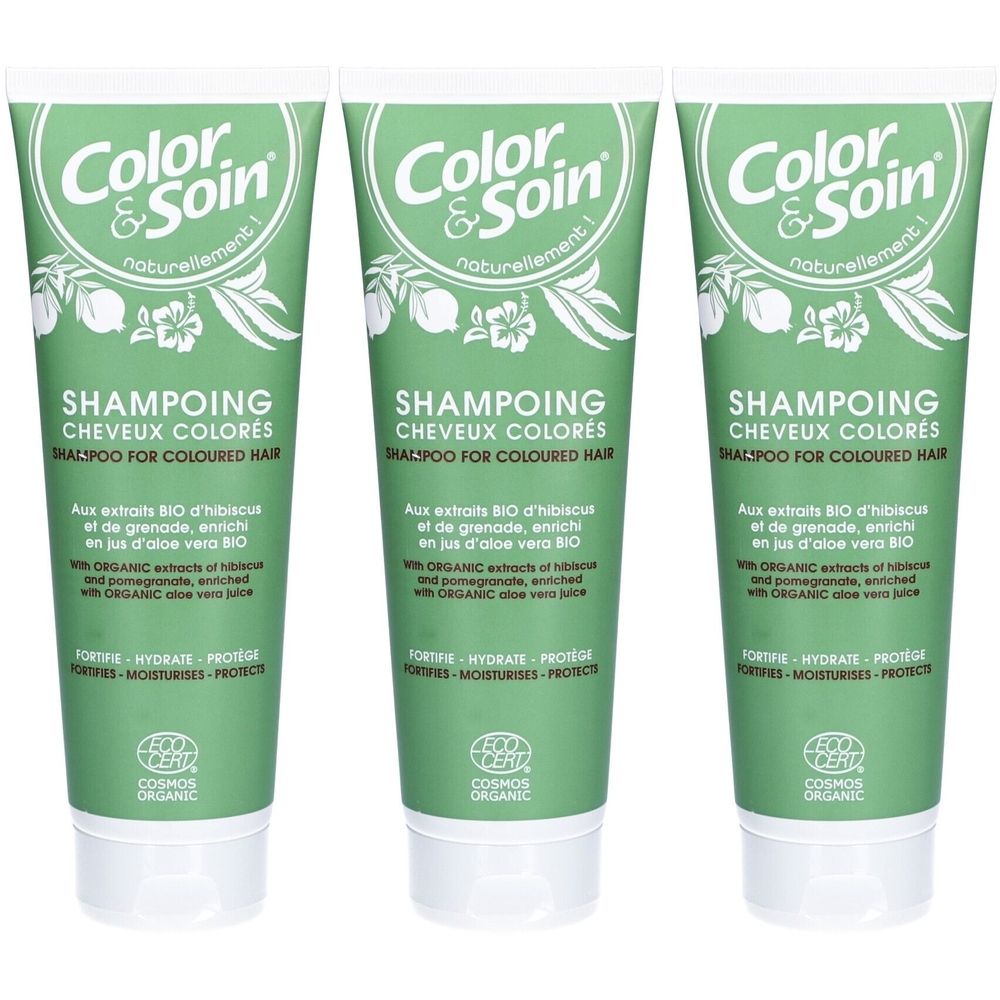 Trois tubes verts de shampooing. Inscription: SHAMPOING CHEVEUX COLORÉS. Avec extraits bio et aloe vera. Certification COSMOS ORGANIC.