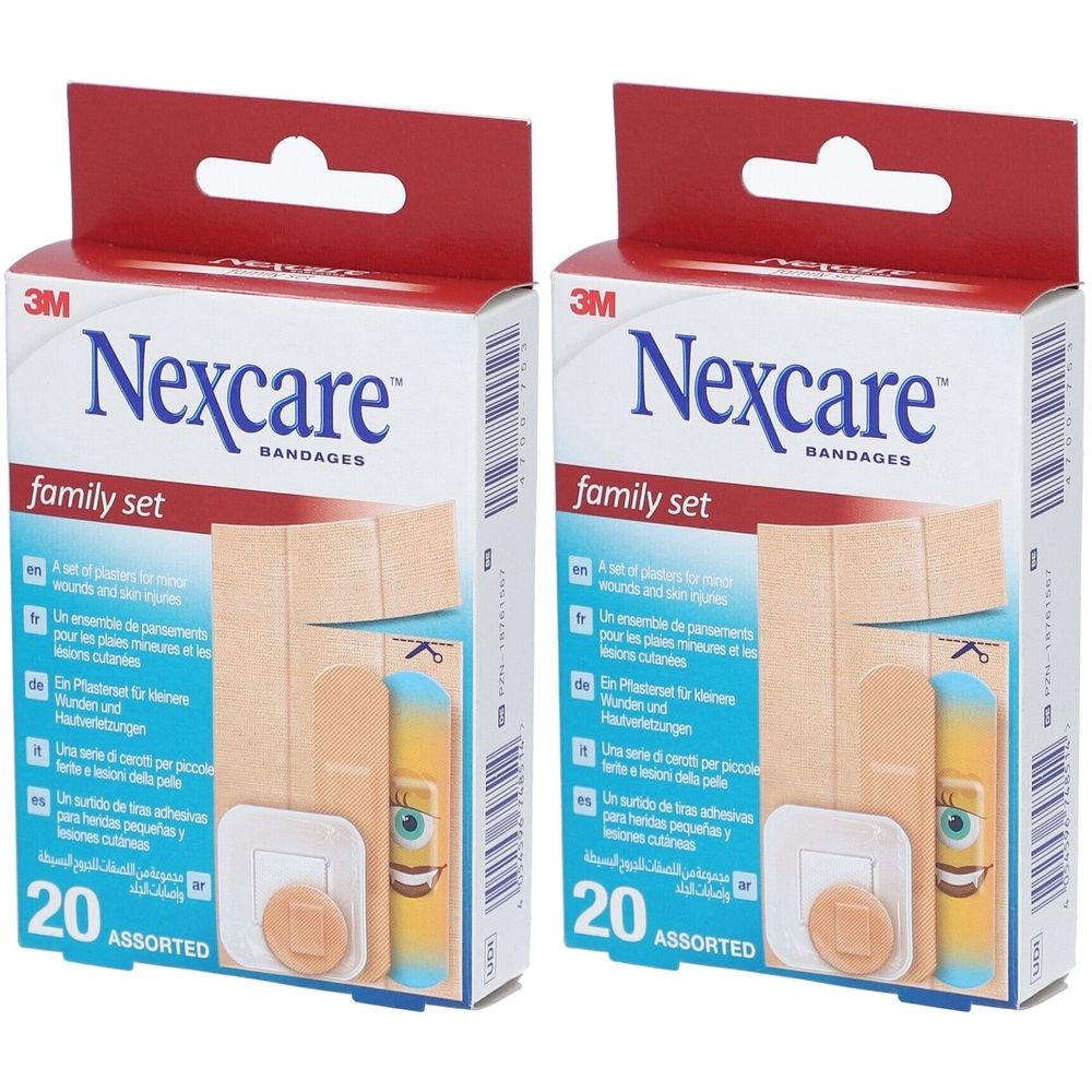Zwei Packungen Nexcare Familien-Set Pflaster. Weiße Kartons mit rotem Aufhänger. Aufdruck: Nexcare, family set, 20 assorted. Verschiedene Pflasterformen.