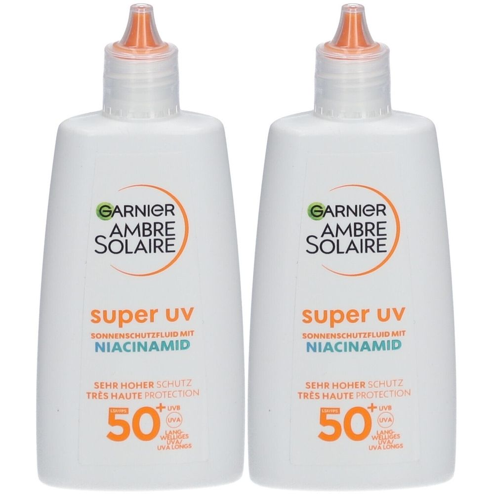 Zwei weiße Flaschen mit orangefarbenen Deckeln. Aufschrift: GARNIER AMBRE SOLAIRE, super UV, Sonnenschutzfluid mit Niacinamid, SPF 50.