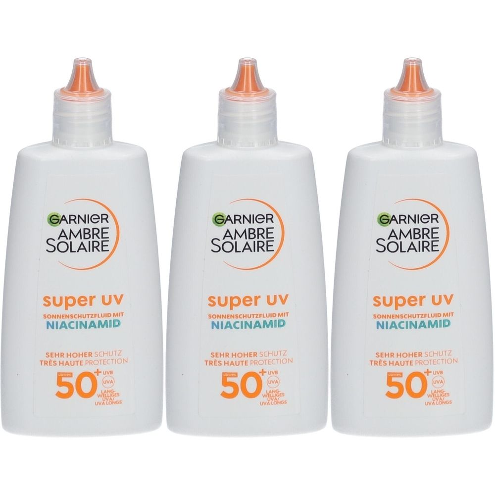 Drei weiße Flaschen mit Garnier Ambre Solaire Super UV. Aufschrift: Sehr hoher Schutz, SPF 50. Mit Niacinamid.