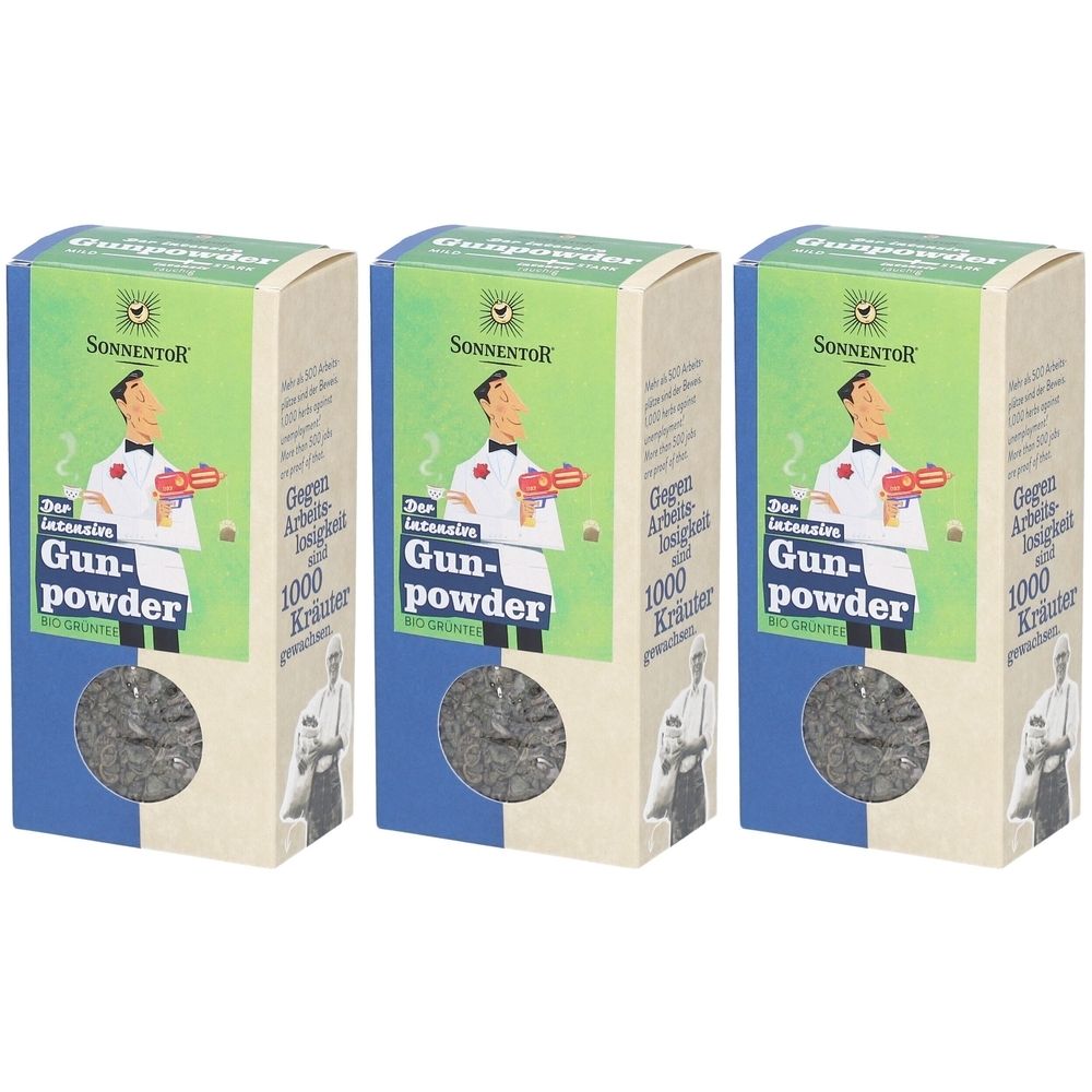 Drei Kartonverpackungen mit SONNENTOR Gunpowder. Aufdruck: Mann mit Tablett, Schriftzug Gunpowder, 1000 Kräuter.