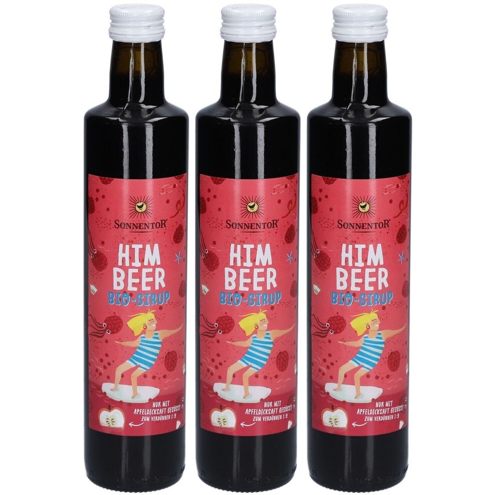 Trois bouteilles de sirop de framboise. Étiquette avec texte et illustration. Marque : SONNENTOR. Bouteilles avec bouchon blanc et contenu foncé.