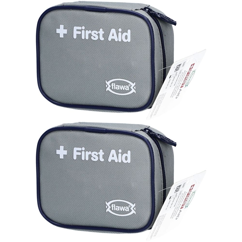 Graue Erste-Hilfe-Tasche mit Reißverschluss, weißem Kreuz und Schriftzug First Aid. Marke flawa.