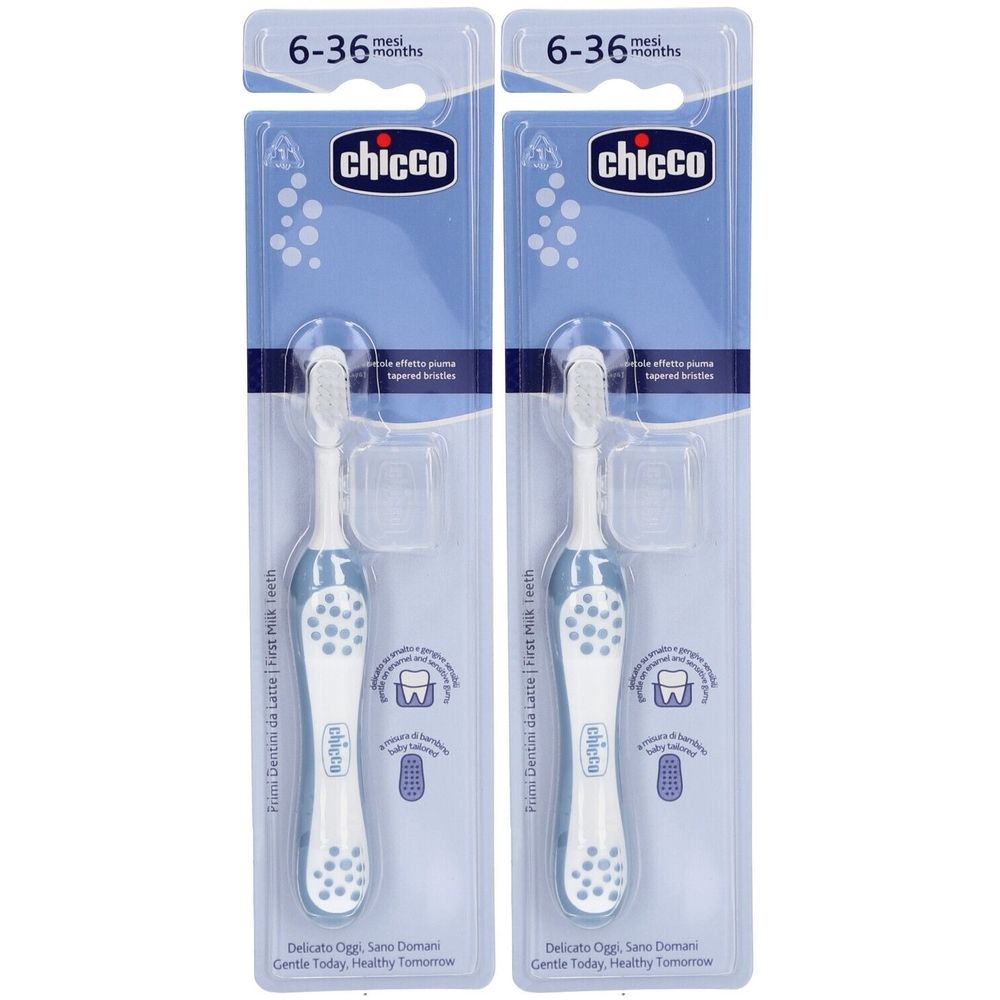 Zwei Chicco Baby-Zahnbürsten in Blisterverpackung. Blaue Griffe mit weißen Punkten, Borsten und Schutzhüllen. Altersempfehlung: 6-36 Monate.