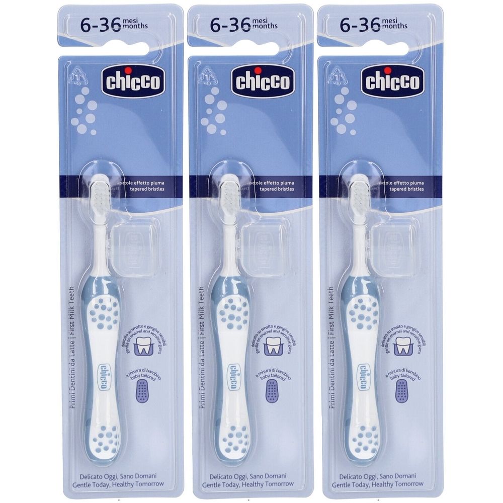 Drei Zahnbürsten in Blisterverpackung. Blaue und weiße Bürsten mit dem Logo "chicco". Geeignet für 6-36 Monate.