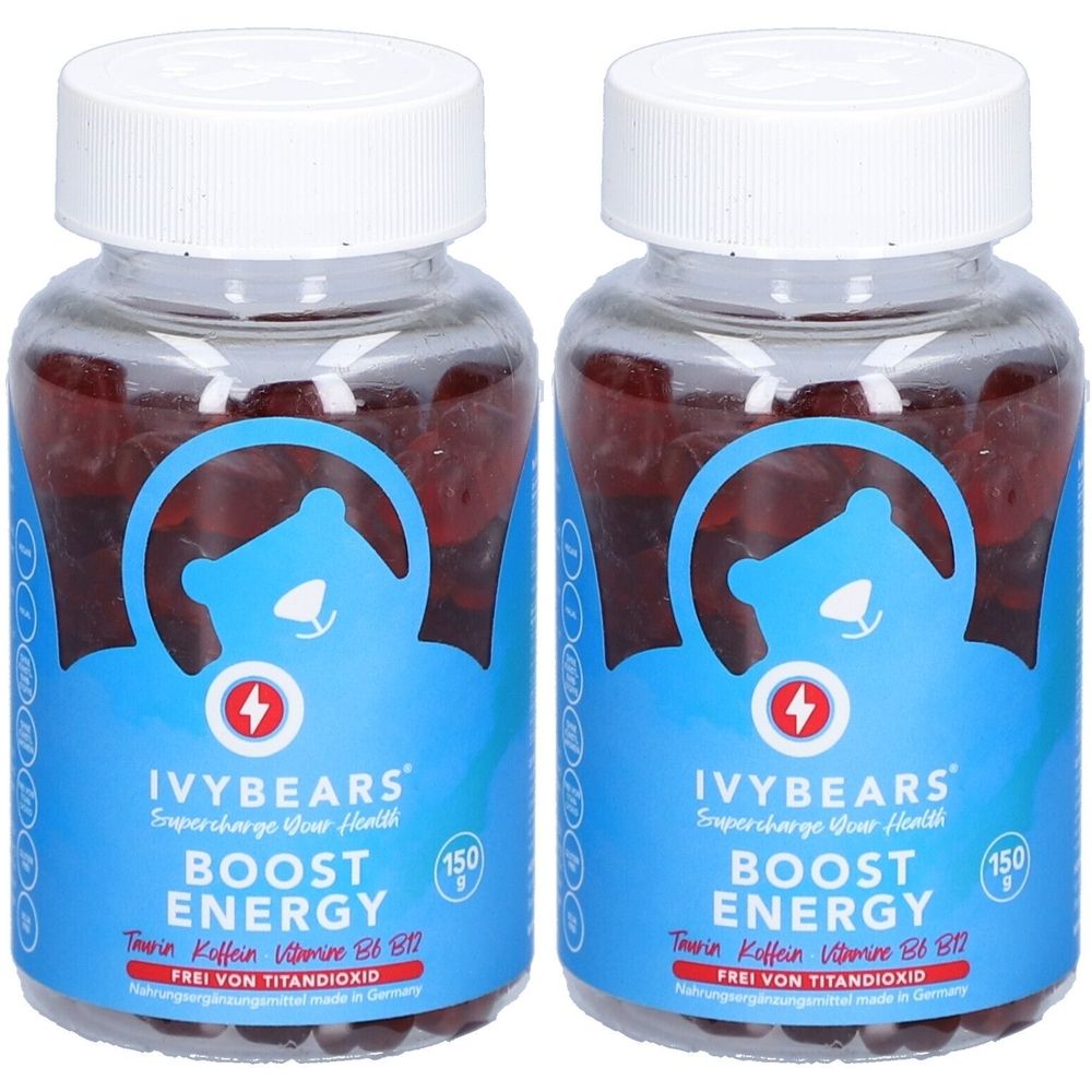 Zwei Flaschen IVYBEARS Boost Energy. Blaue Etiketten mit Bär-Logo, Text: Boost Energy, Taurin, Koffein, Vitamine B6, B12. Weiße Deckel.