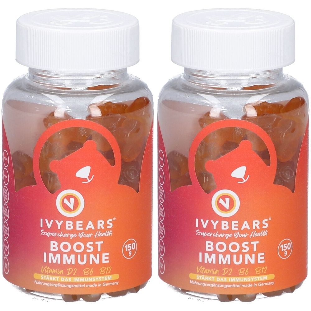 Zwei transparente Flaschen mit Vitamin-Gummibärchen. Auf den Etiketten steht "IVYBEARS BOOST IMMUNE" und die Vitamine D2, B6, B12. Weiße Deckel.