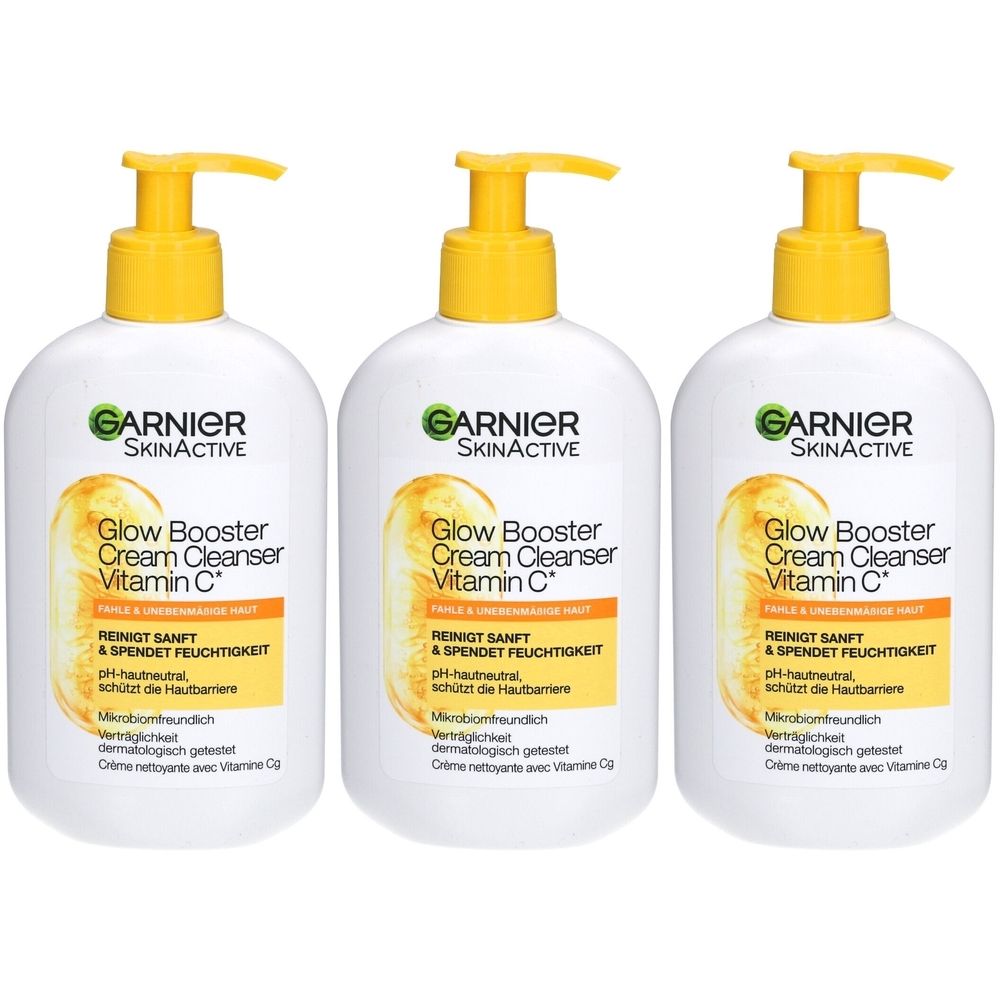 Trois flacons blancs avec des pompes jaunes. Chaque flacon porte l'inscription "GARNIER SKINACTIVE Glow Booster Cream Cleanser Vitamin C".