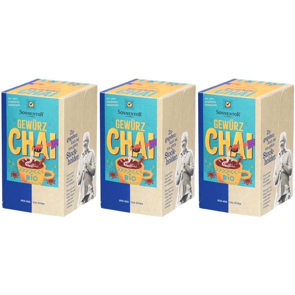 Drei Kartonverpackungen SONNENTOR® Chai Gewürz Bio. Aufdruck: Gewürz Chai, Bio-Siegel, Abbildung einer Tasse. Beige, blau und gelb.