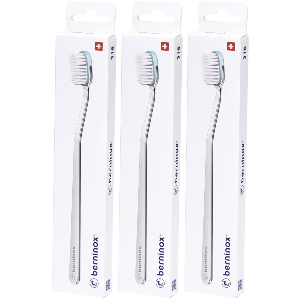 Drei Zahnbürsten in weißen Verpackungen. Die Bürsten haben einen silbernen Griff und einen hellblauen Bürstenkopf. Auf der Verpackung steht "berninox".