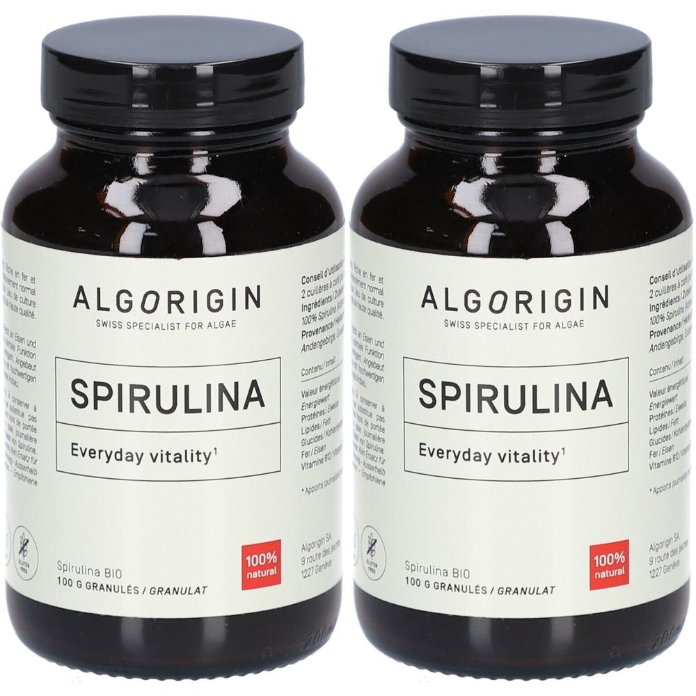Zwei Glasflaschen mit schwarzem Deckel. Aufschrift: ALGORIGIN Spirulina, Everyday vitality, 100% natural. Spirulina BIO 100 g Granulat.