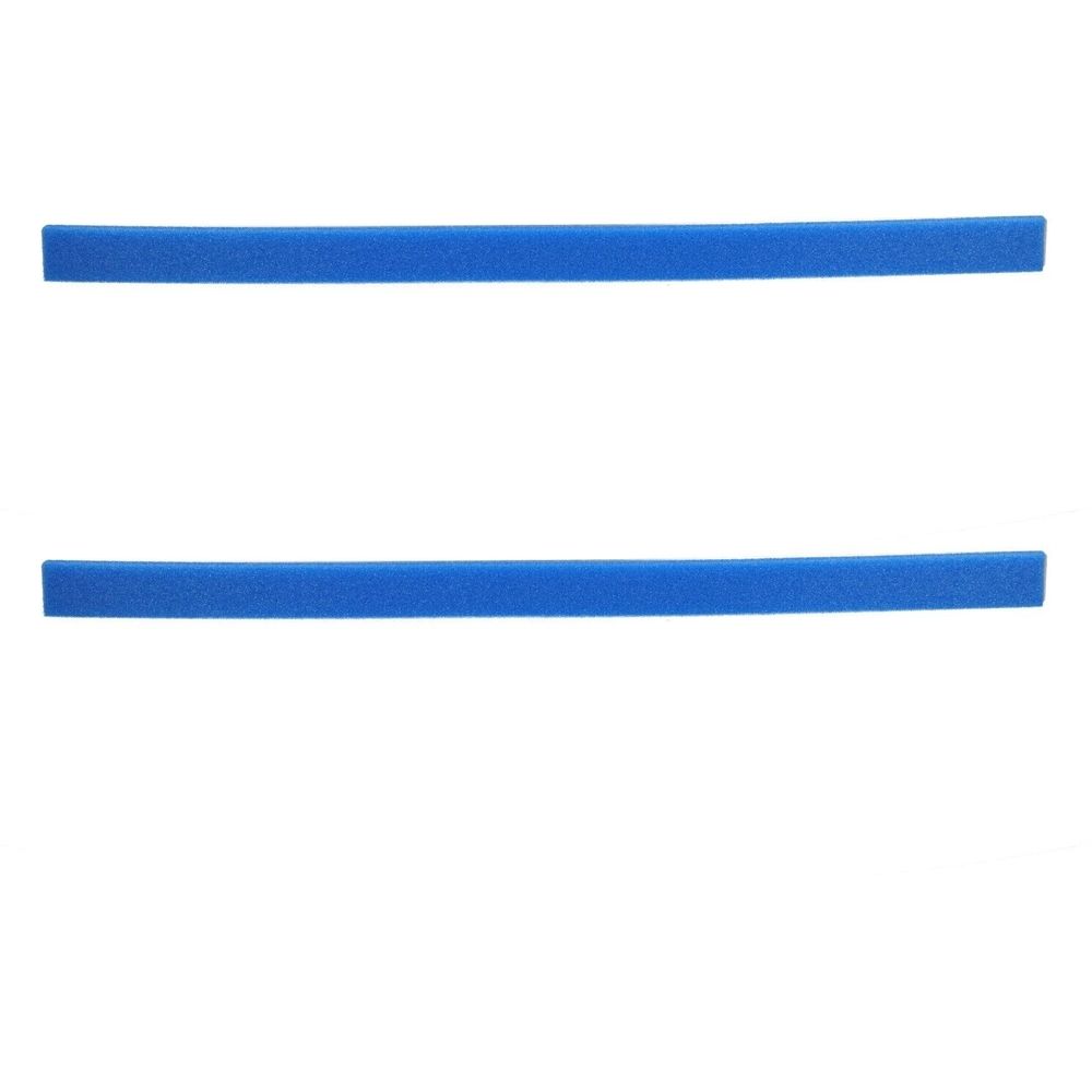 Deux morceaux de mousse bleus et allongés. Ils sont rectangulaires et reposent parallèlement sur un fond blanc.