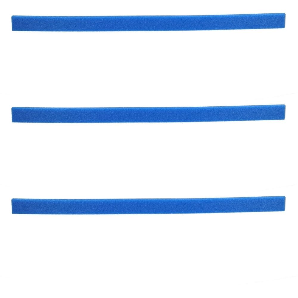Trois bandes bleues et allongées en mousse. Les bandes sont parallèles et posées sur un fond blanc.