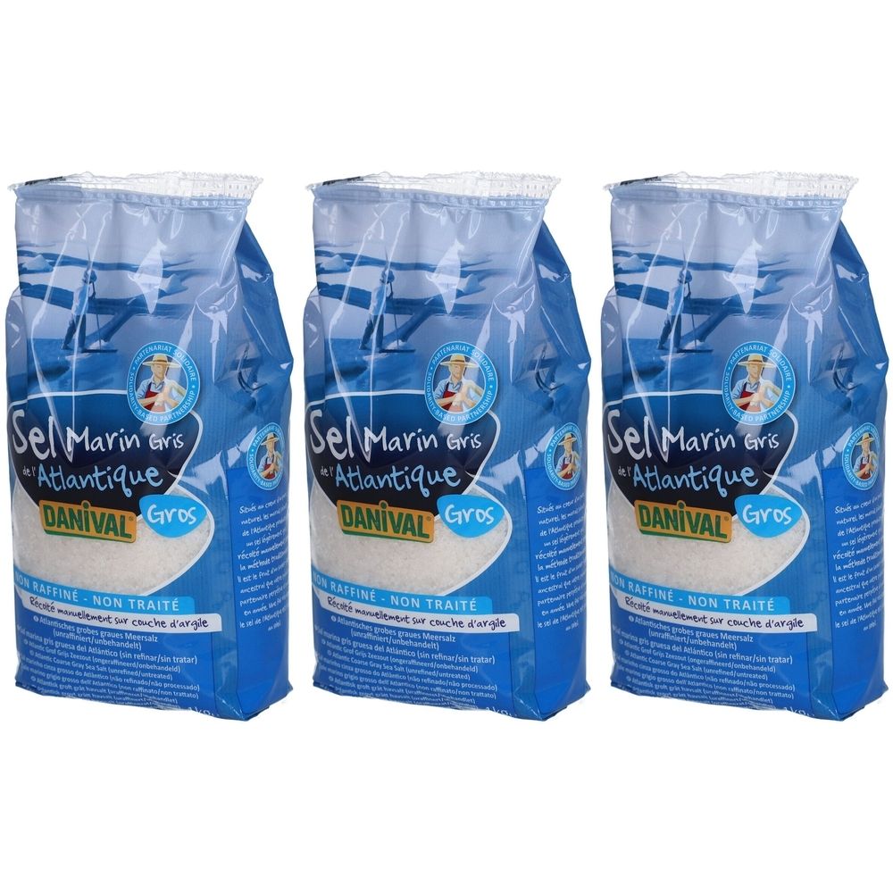 Trois paquets de sel marin. Emballage bleu avec nom et logo du produit. Texte: Sel Marin Gris d'Atlantique, Gros, Danival.