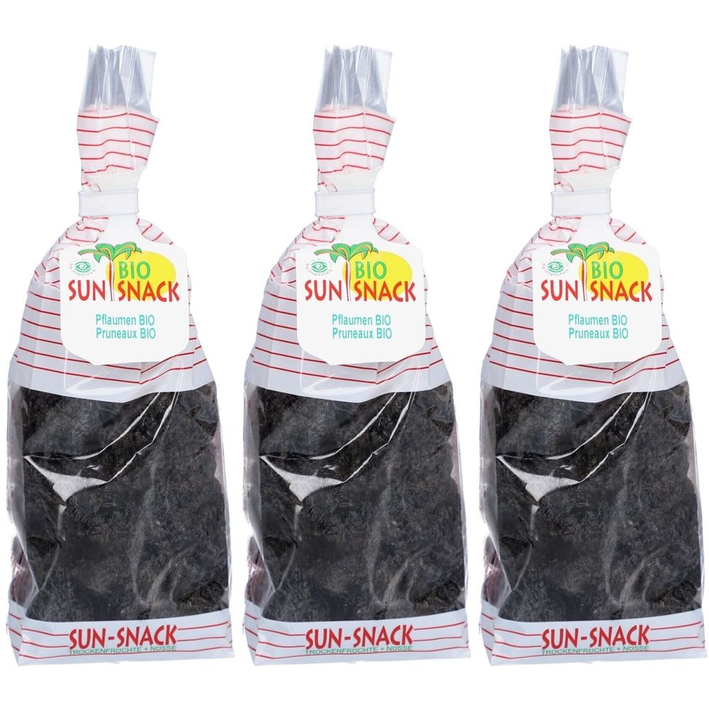 Drei Beutel mit getrockneten Pflaumen. Auf jedem Beutel steht "SUN-SNACK BIO Pflaumen". Die Verpackung ist transparent.