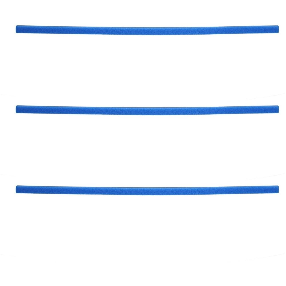 Trois bâtonnets bleus en mousse, longs et fins, sur fond blanc. Les bâtonnets sont parallèles.