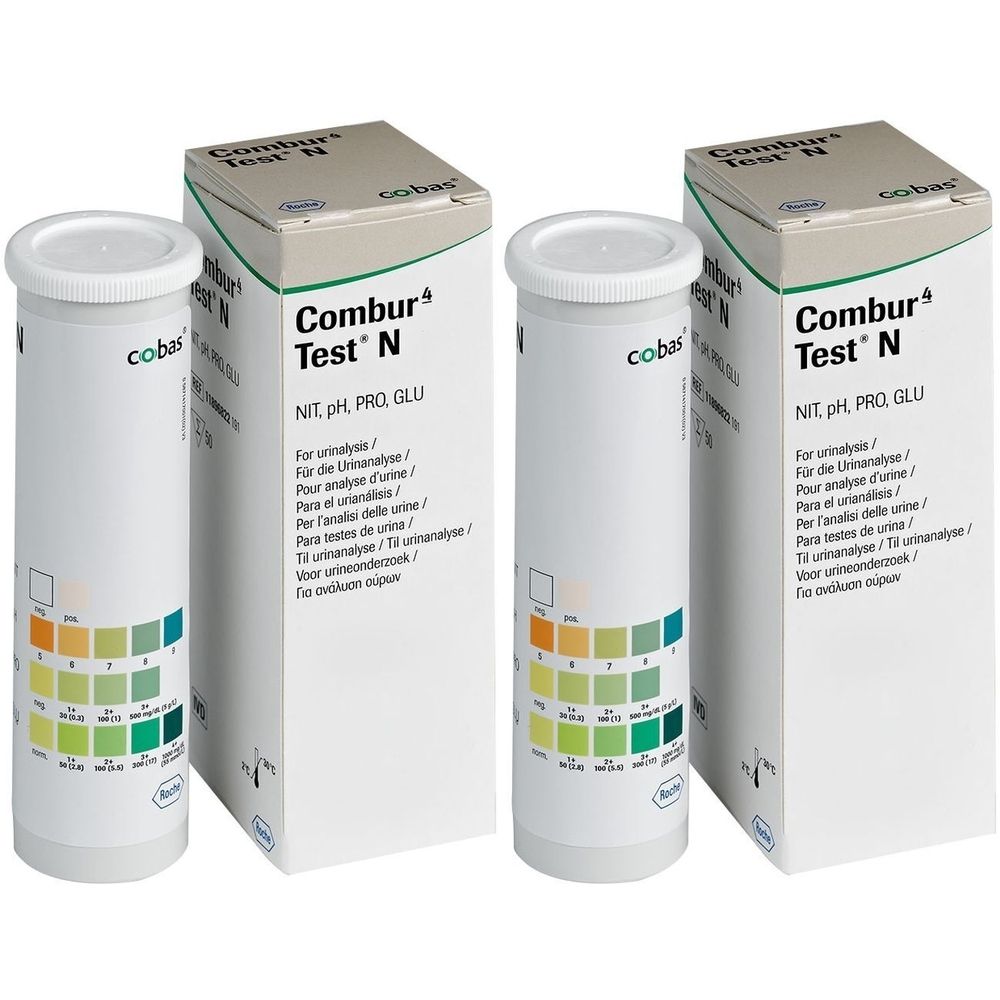 Zwei Packungen und zwei Teströhrchen. Auf den Packungen steht "Combur Test N". Die Röhrchen haben Farbfelder.