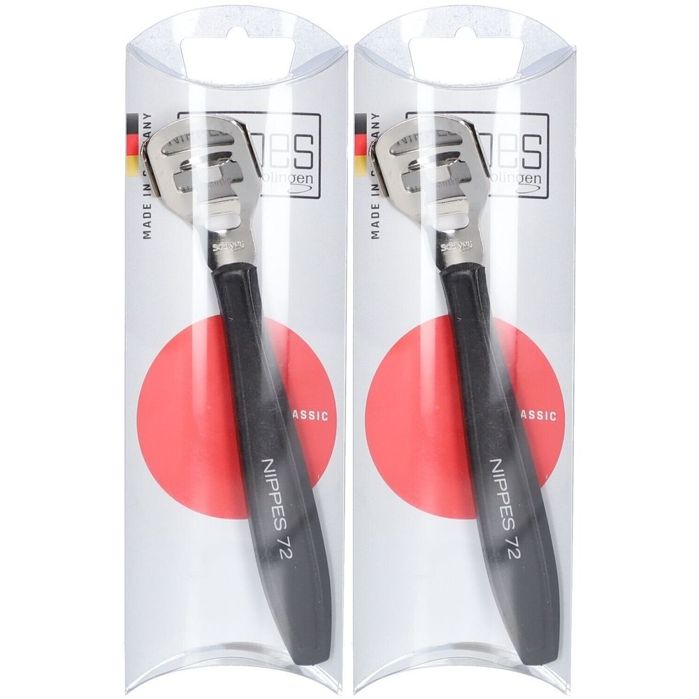 Zwei Hornhauthobel in transparenter Verpackung. Schwarzer Griff, silberne Klinge. Marke NIPPES, Made in Germany.