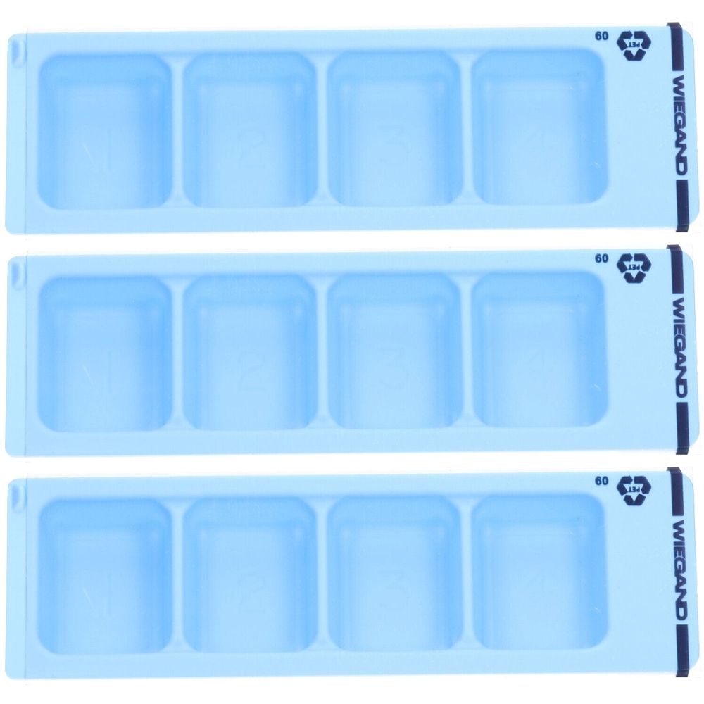 Trois distributeurs de médicaments bleus. Chaque distributeur a 8 compartiments. Le nom de la marque WIEGAND est imprimé.