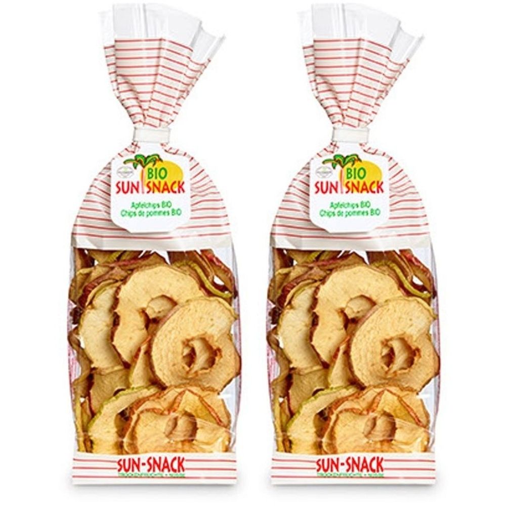 Zwei Beutel Bio-Apfelchips. Klarsichtverpackung mit rotem Streifenmuster. Aufdruck: BIO SUN SNACK, Apfelchips BIO.