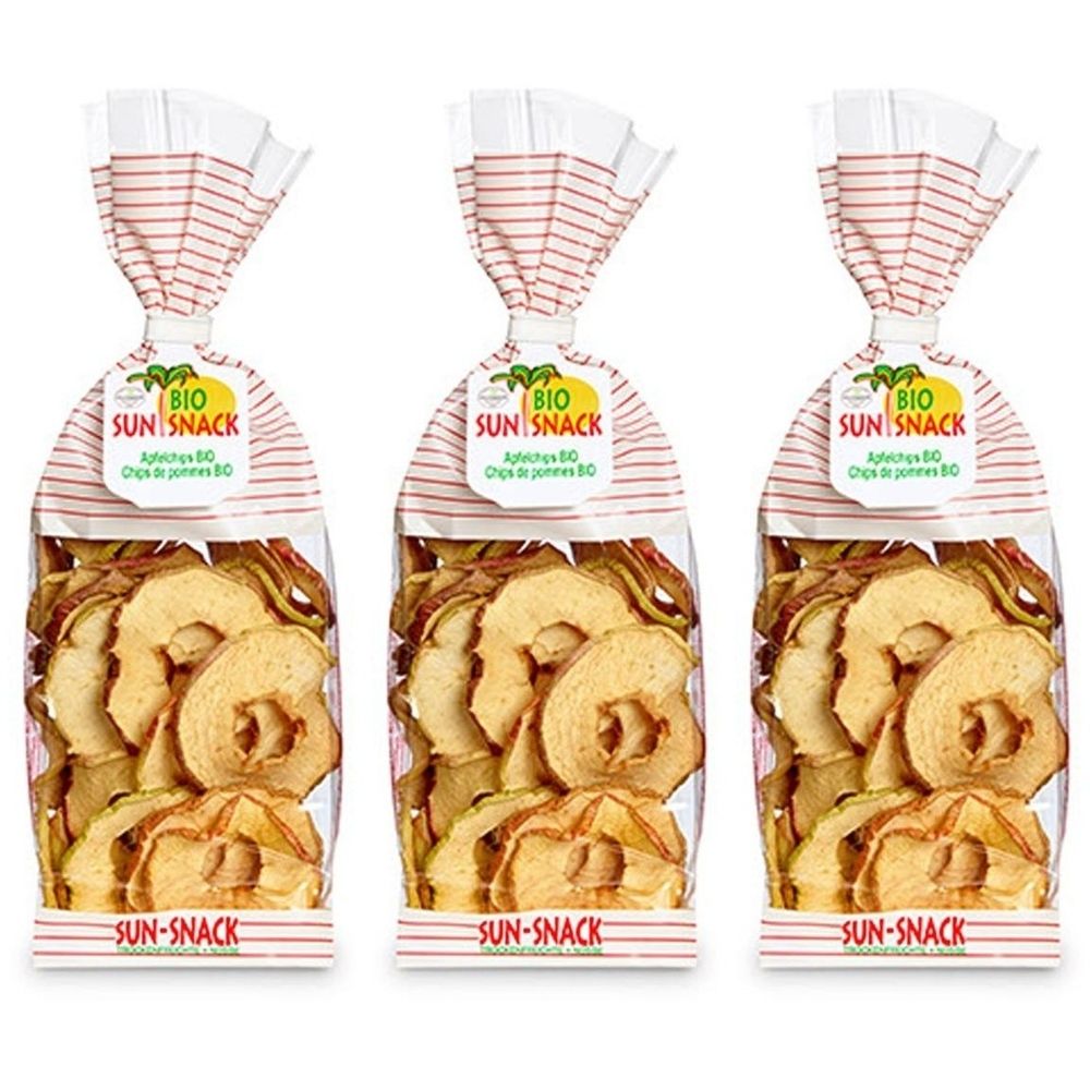 Drei Beutel Bio-Apfelchips. Klarsichtverpackung mit rotem Streifenmuster. Aufdruck: BIO SUN SNACK, Apfelchips BIO.