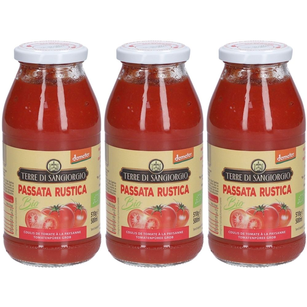 Drei Gläser Terre di Sangiorgio Bio Passata Rustica. Etikett mit Tomatenabbildung und Demeter-Siegel. Glas mit weißem Deckel.
