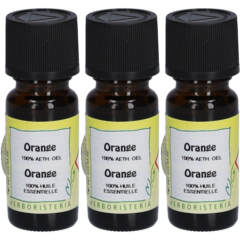 Drei braune Glasflaschen mit schwarzem Deckel. Etikett mit "Orange", "100% AETH. OEL" und "HERBORISTERIA".