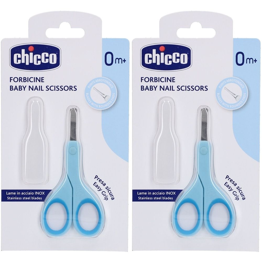 Hellblaue Baby-Nagelschere mit Schutzhülle. Auf Verpackung steht "chicco" und "FORBICINE BABY NAIL SCISSORS". Geeignet ab 0m+.