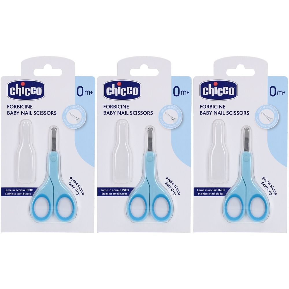 Drei Baby-Nagelscheren in Hellblau, verpackt. Auf der Verpackung steht "chicco FORBICINE BABY NAIL SCISSORS 0m+".