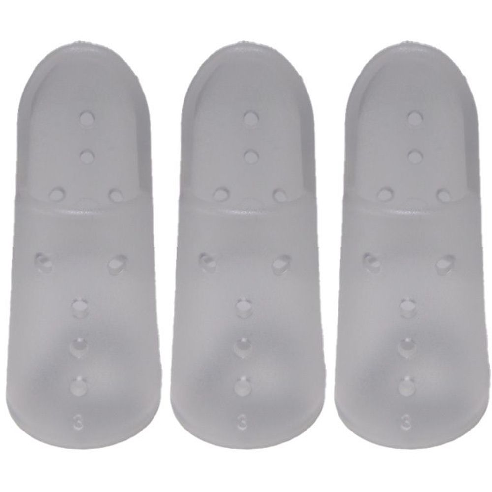 Drei transparente Fingerlinge. Jeder hat drei Reihen von Löchern und die Zahl 3. Material ist transparent.