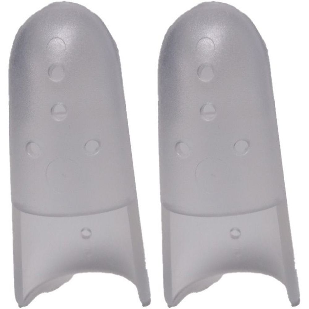 Zwei transparente Fingerorthesen. Jede Orthese hat eine abgerundete Spitze und mehrere kleine Löcher.