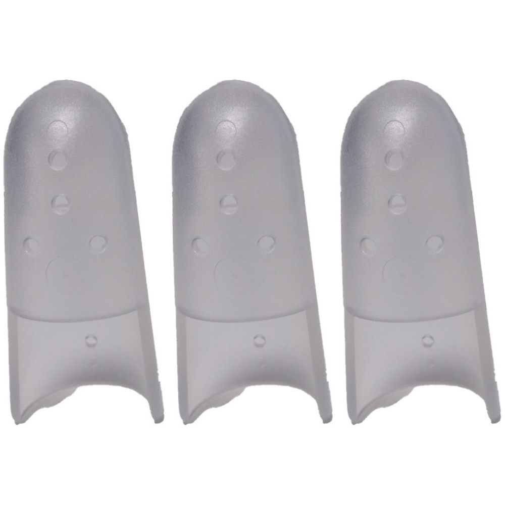 Drei transparente Fingerlinge. Jeder Fingerling hat eine abgerundete Spitze und mehrere kleine Löcher. Offene Basis.
