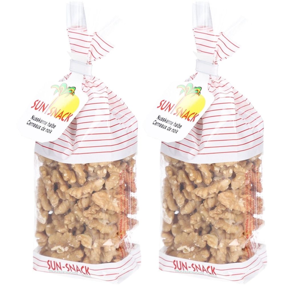 Deux sacs transparents de cerneaux de noix. Chaque sac a un dessus rayé rouge et blanc et une étiquette avec le logo SUN SNACK.