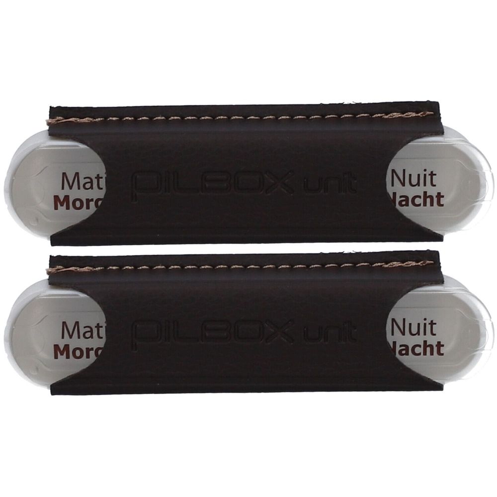 Zwei Pillenboxen mit braunen Lederhüllen. Auf jeder Box steht "PILBOX" und "Matin" oder "Nuit".