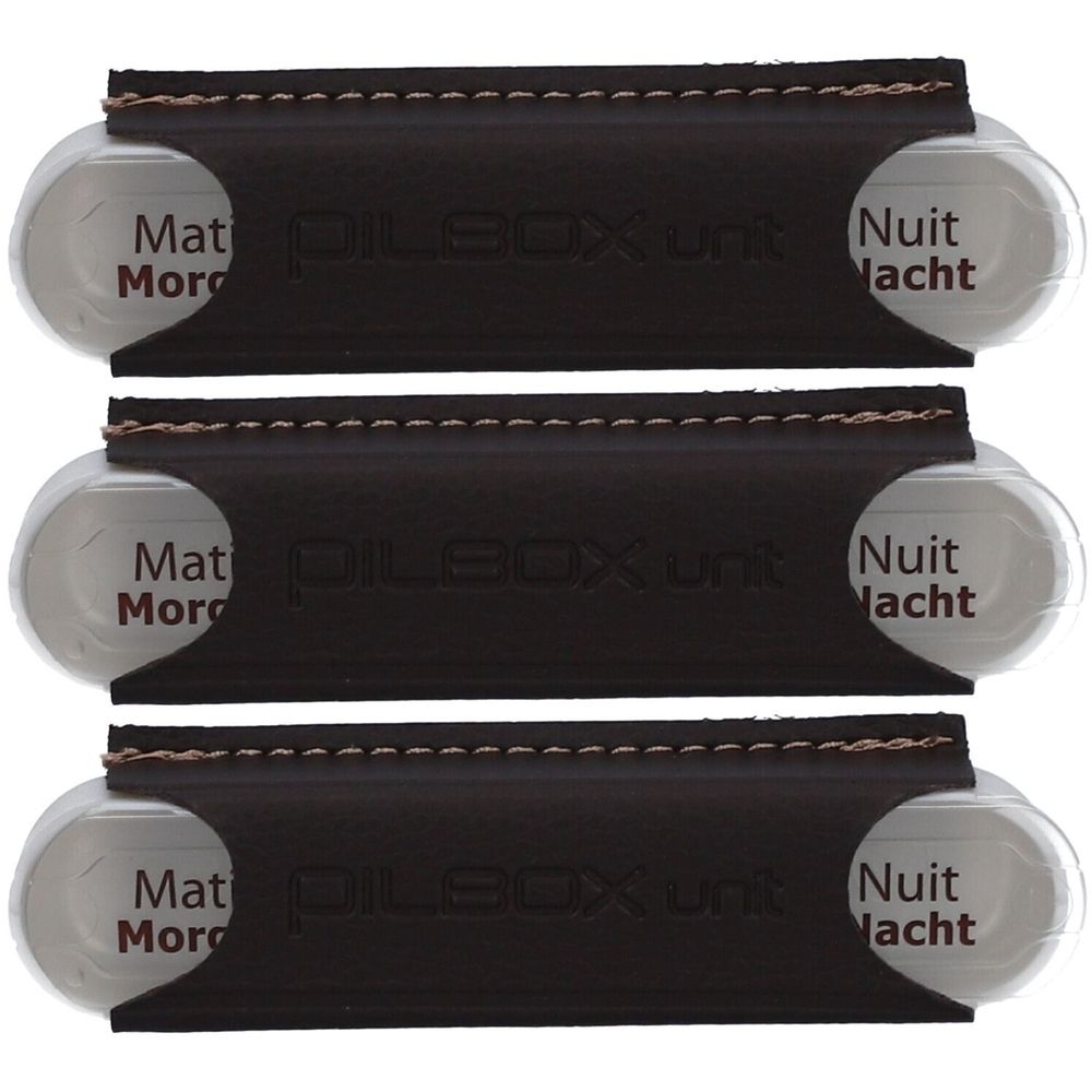 Trois piluliers avec étui en cuir noir. Sur les piluliers, on lit "Mat Morg" et "Nuit Nacht". Le logo "PILBOX uni" est visible.