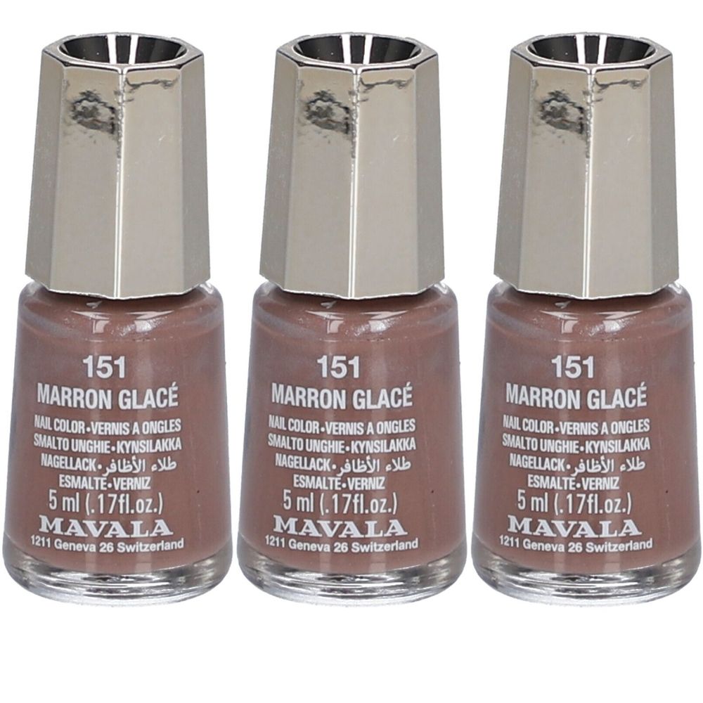 Drei Flaschen Nagellack, Farbe Marron Glacé. Jede Flasche hat einen silberfarbenen Deckel und enthält 5 ml.
