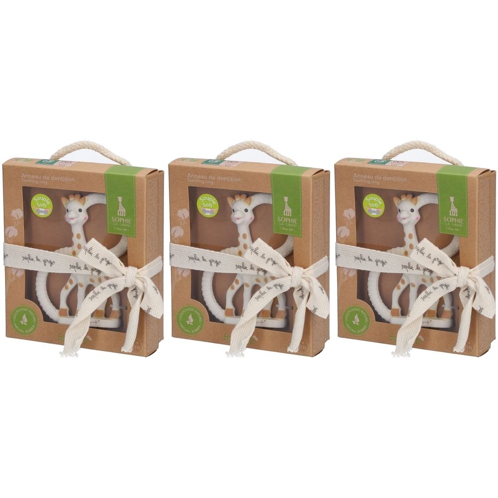 Drei Verpackungen mit Beißringen. Jede Box enthält einen Giraffen-Beißring, gebunden mit einem Band. Die Boxen haben einen Griff.