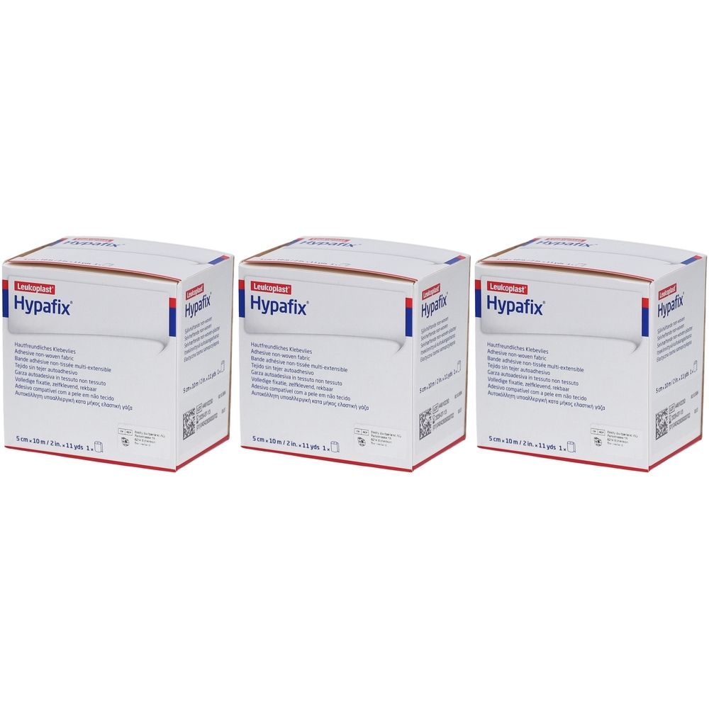 Drei Kartons Hypafix. Aufdruck: Hypafix, 5 cm x 10 m. Weißer Karton mit roter und blauer Schrift und Streifen.