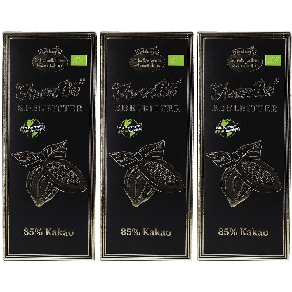 Trois tablettes de chocolat noir "Amore Bio" avec "85% Kakao". Logo bio et illustration de fèves de cacao.