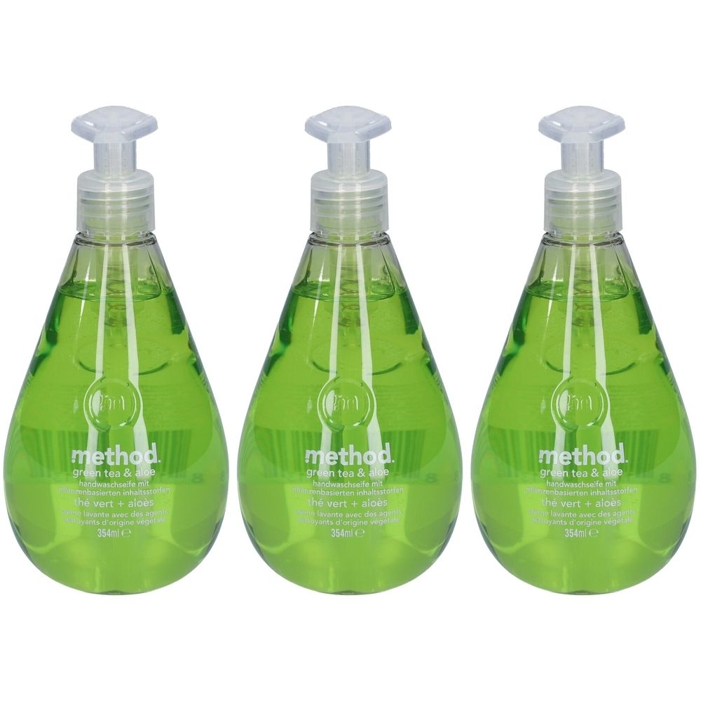 Drei grüne Seifenspender mit transparenten Pumpköpfen. Auf den Etiketten steht "method green tea & aloe".